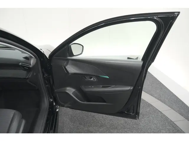 Peugeot 208 PureTech 100 Allure Pack 2023 Benzine 61