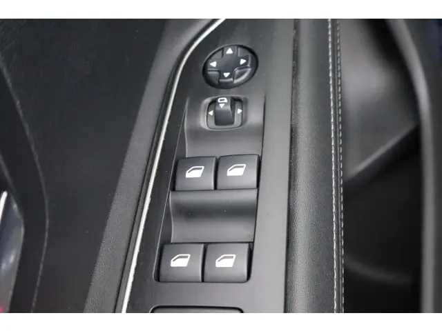 Peugeot 3008 1.2 PureTech Allure 2019 Benzine 19