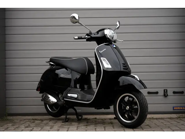 Vespa GTS 300 HPE 2022 Benzine 9