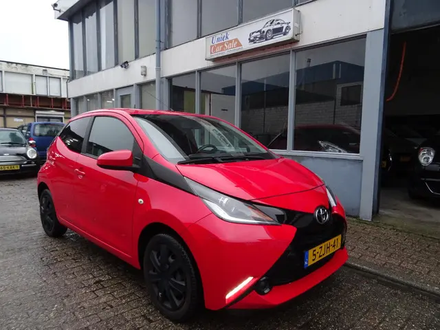 Toyota Aygo 1.0 VVT-i x-play 2015 Benzine 4