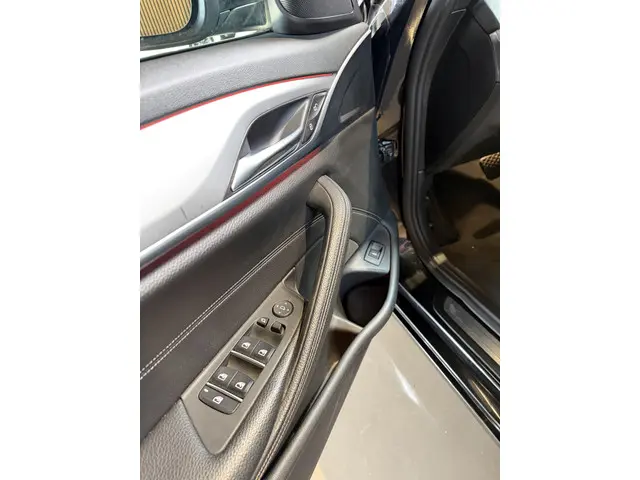 BMW 5 Serie Touring 530i High Executive 2018 Benzine 19