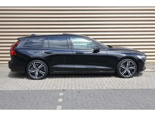 Volvo V60 T8 Recharge AWD R-Design 2022 Hybride Benzine 11