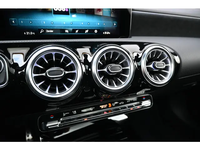 Mercedes-Benz A-Klasse 180 AMG Line 2022 Benzine 24
