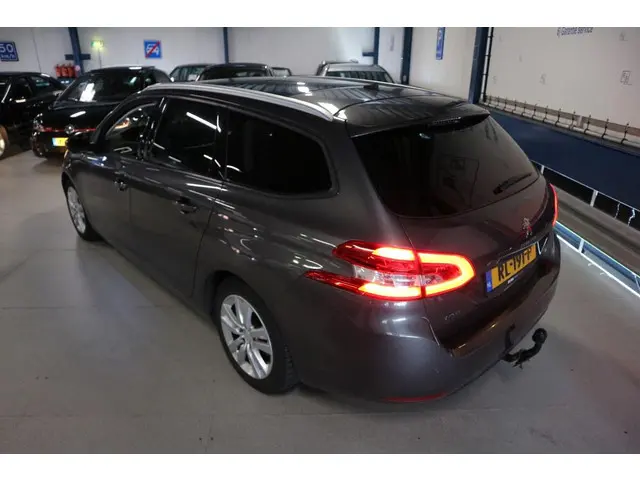 Peugeot 308 SW 1.2 PANO + CAMERA + NAVI + HAAKJE ! 2018 Benzine 9