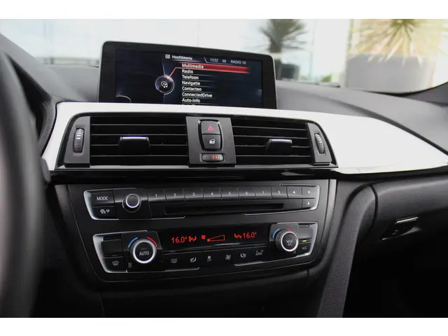 BMW 3 Serie 316i Executive 2013 Benzine 24