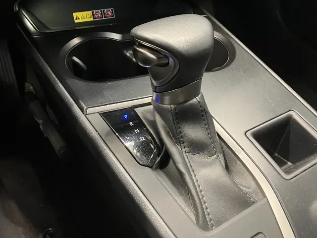 Lexus UX 250h Business Line 2023 Hybride Benzine 13
