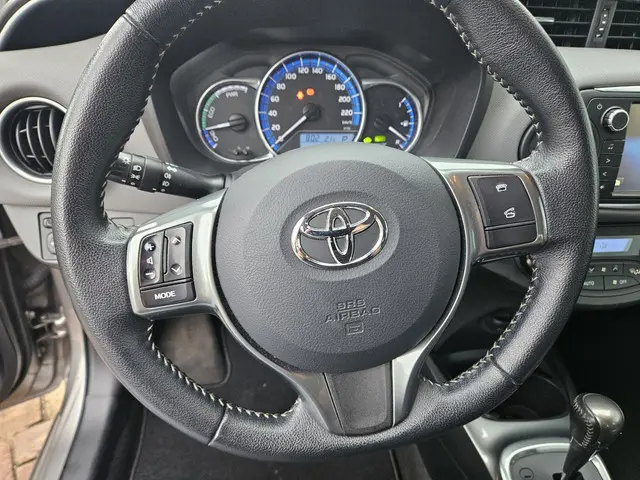 Toyota Yaris 1.5 Hybrid Dynamic 2015 Hybride Benzine 18