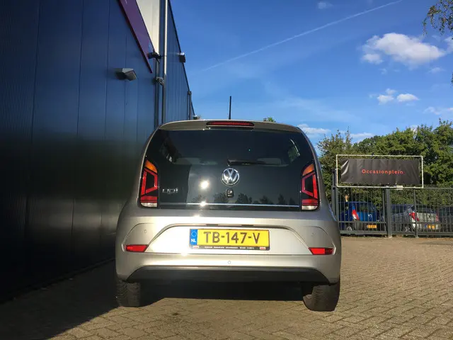Volkswagen up! 1.0 BMT high up! 2018 Benzine 22