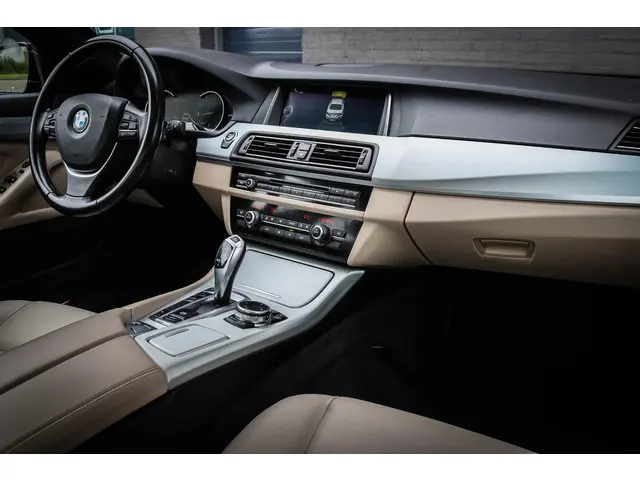 BMW 5 Serie 528i Luxury Edition 2015 Benzine 8