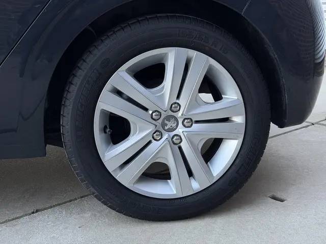 Peugeot 208 1.2 PureTech Signature 2018 Benzine 28