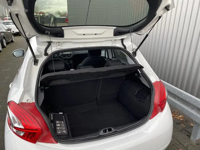 Peugeot 208 1.2 VTi Allure 2013 Benzine 14