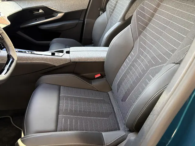 Peugeot 3008 1.2 Hybrid 145 GT 2025 Hybride Benzine 22