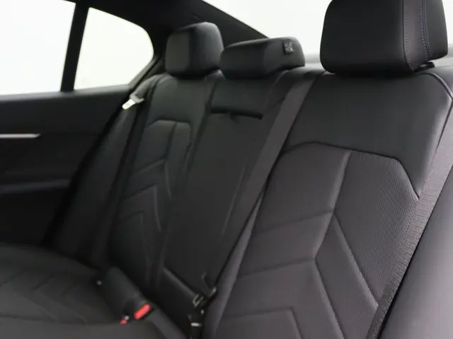 BMW 5 Serie Sedan 550e xDrive 2024 Hybride Benzine 23