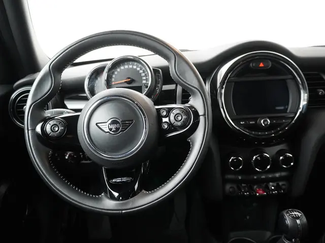 MINI 5-Deurs Cooper 2019 Benzine 2