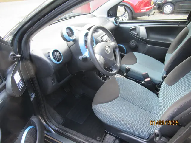 Toyota Aygo 1.0 VVT-i Dynamic Blue 2013 Benzine 2