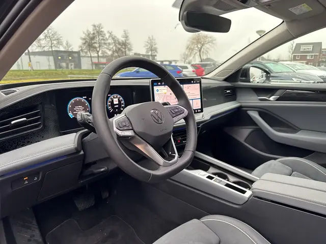 Volkswagen Passat Variant 1.5 eTSI Business 2024 Benzine 12