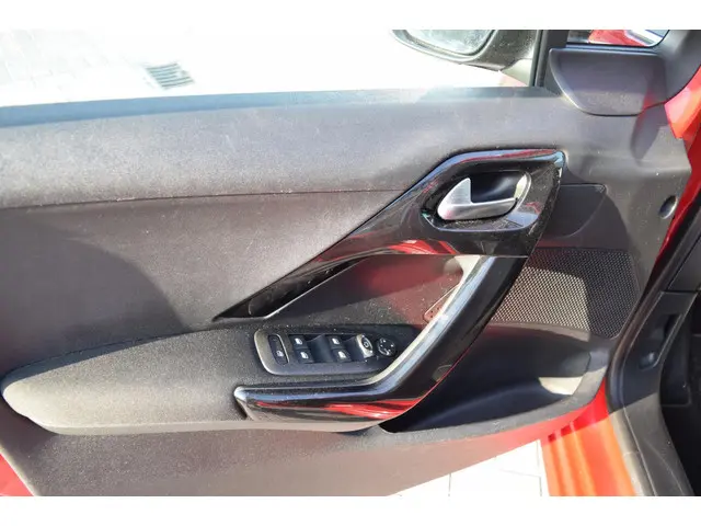 Peugeot 208 1.2 PureTech Allure panoramadak 2019 Benzine 19