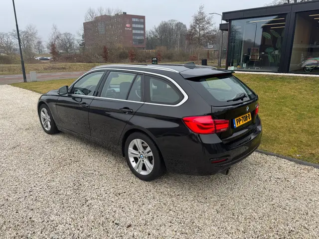 BMW 3 Serie Touring 318i Executive 2017 Benzine 4