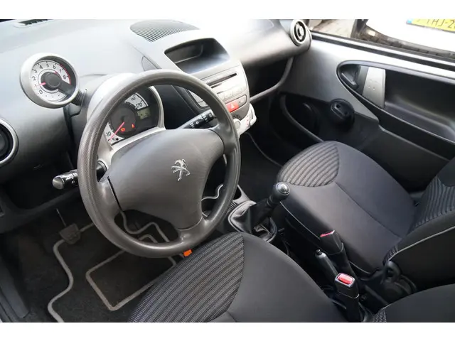 Peugeot 107 1.0 2013 Benzine 4