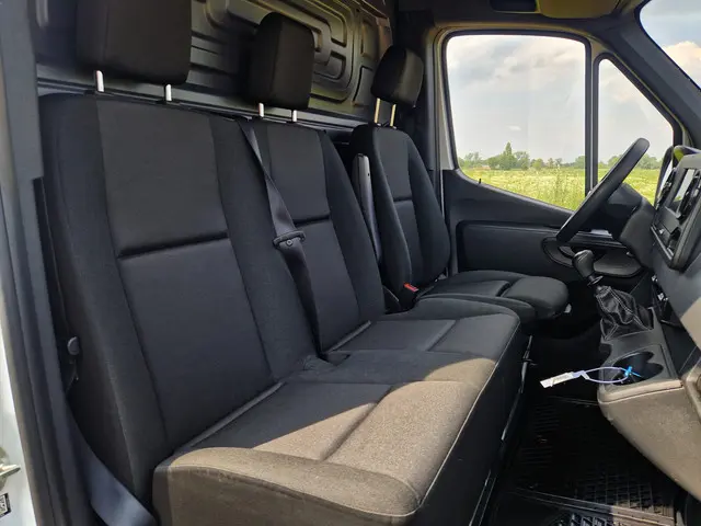 Mercedes-Benz Sprinter 211 1.9 CDI L2 H2 2022 Diesel 12