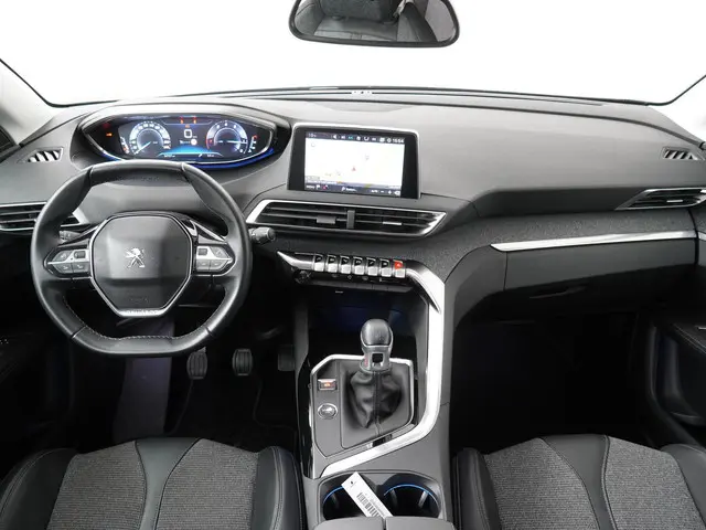 Peugeot 3008 1.2 PureTech Allure 2018 Benzine 12