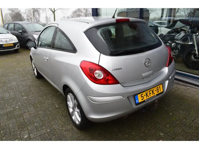 Opel Corsa 1.2-16V Anniversary Edition 2013 Benzine 3