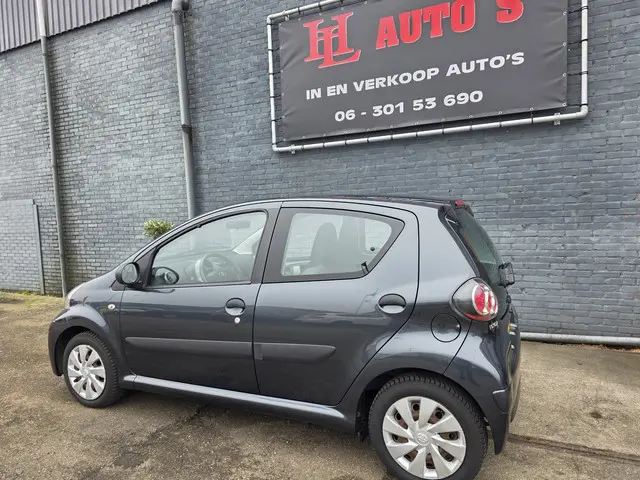 Toyota Aygo 1.0 VVT-i Now 2013 Benzine 10