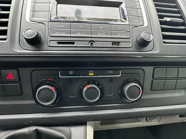 Volkswagen Transporter 2.0 TDI L2H1 DC 2018 Diesel 23