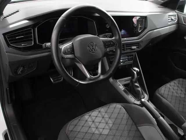 Volkswagen Polo 1.0 TSI R-Line DSG 2023 Benzine 2