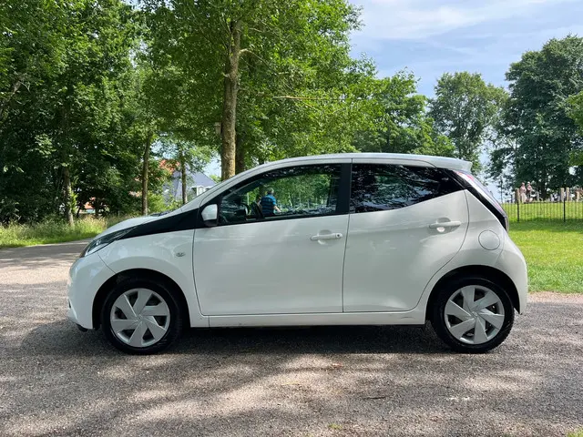 Toyota Aygo 1.0 VVT-i x-play | Cruise + Airco 2014 Benzine 5