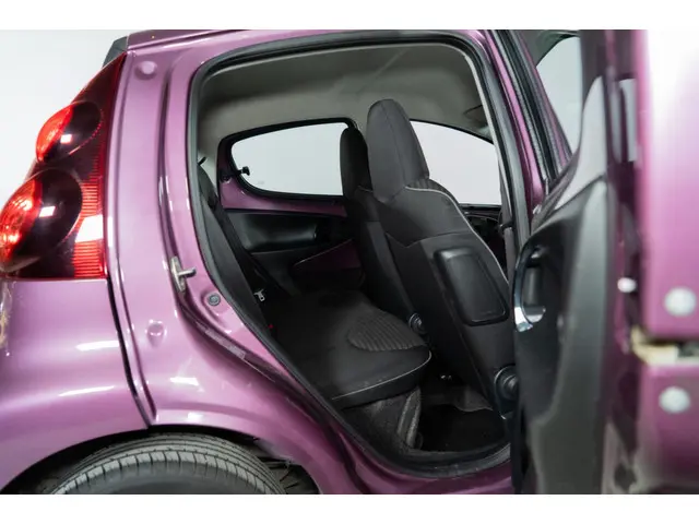 Peugeot 107 1.0 Envy 2013 Benzine 9