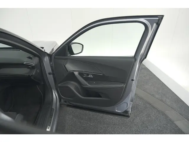 Peugeot 2008 PureTech 130 EAT8 GT 2024 Benzine 68