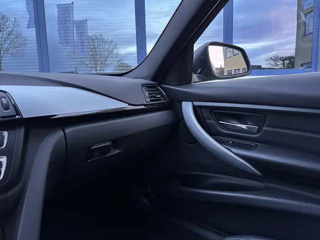 BMW 3 Serie Touring 320i High Executive 2015 Benzine 29