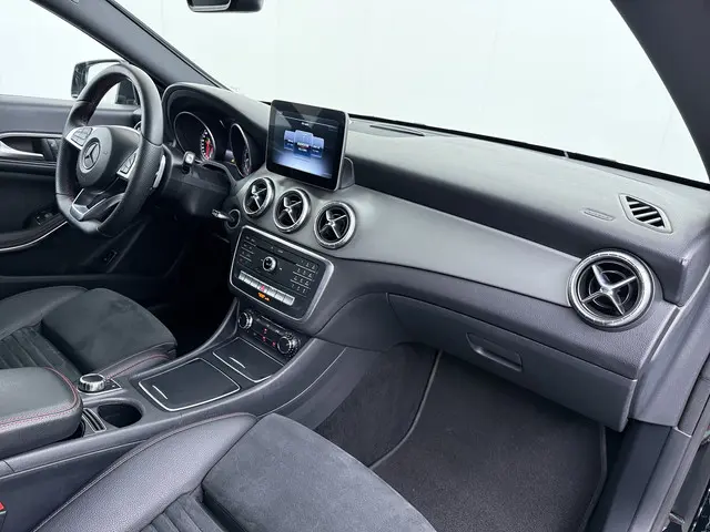 Mercedes-Benz CLA 180 AMG line 2016 Benzine 32