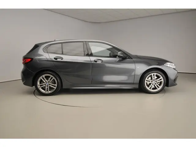 BMW 1 Serie 5-deurs 118i 2021 Benzine 4