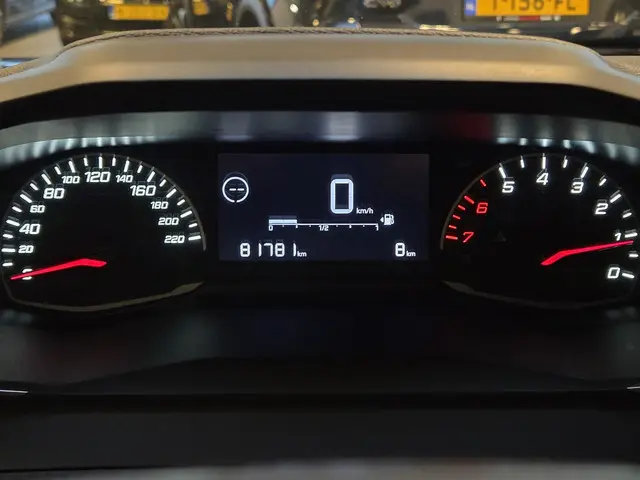 Peugeot 2008 1.2 PureTech Active 2022 Benzine 23