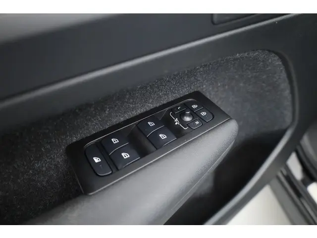 Volvo XC40 T5 Recharge R-Design 2021 Hybride Benzine 8