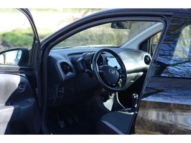 Toyota Aygo 1.0 VVT-i x-play 2021 Benzine 8