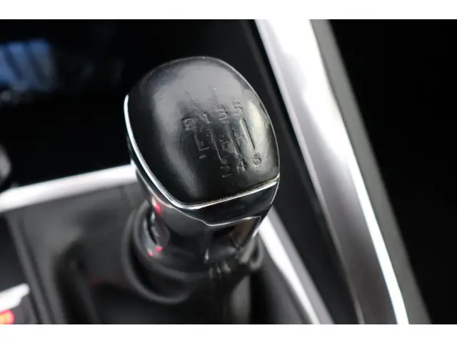 Peugeot 3008 1.2 PureTech Allure 2019 Benzine 32