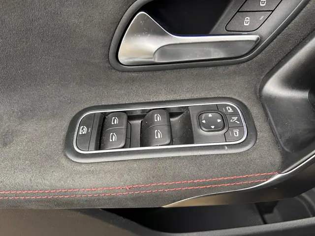 Mercedes-Benz A-Klasse 180 AMG Line 2020 Benzine 22