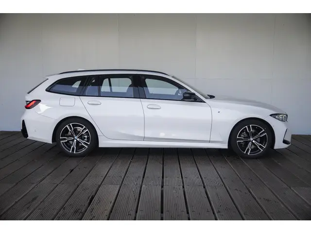 BMW 3 Serie Touring 320i 2025 Benzine 4