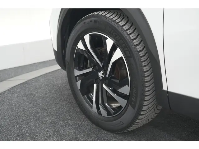 Peugeot 2008 PureTech 102 Allure Pack 2023 Benzine 18