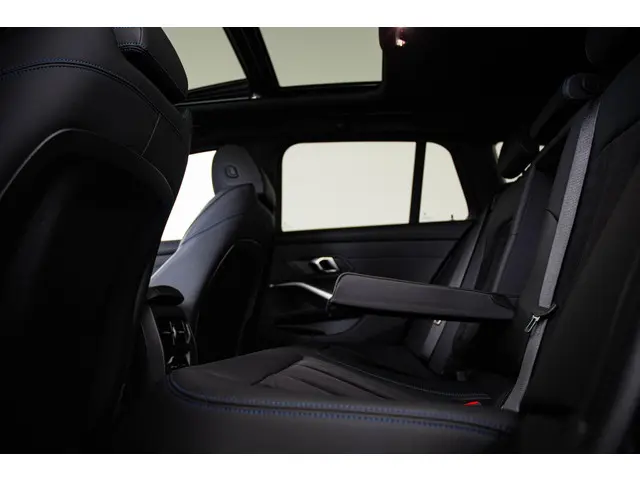 BMW 3 Serie Touring 330i 2023 Benzine 38