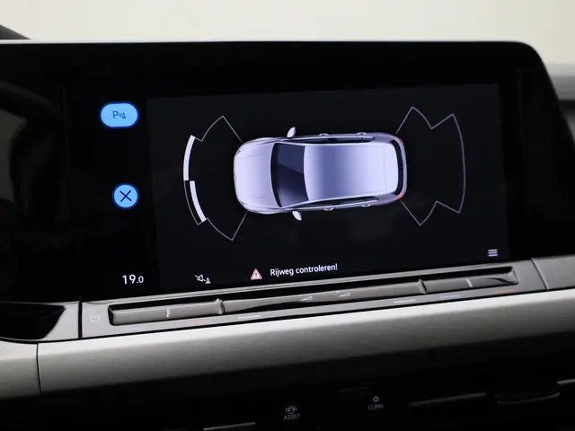 Volkswagen Golf 1.0 TSI 110PK Life 2023 Benzine 12