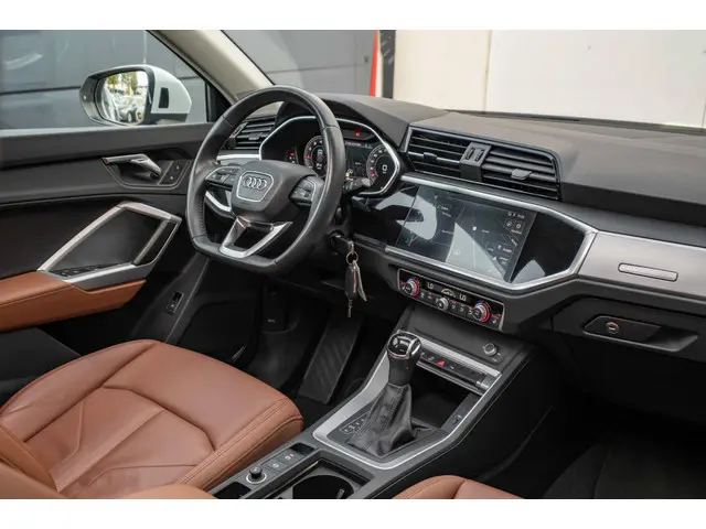 Audi Q3 35 TFSI S edition|PANO|LEER|CAMERA 2019 Benzine 35