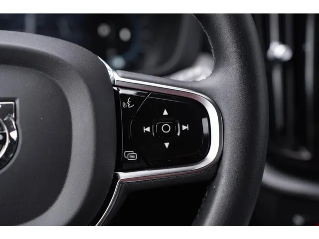Volvo XC60 B5 Plus Dark 2023 Benzine 24