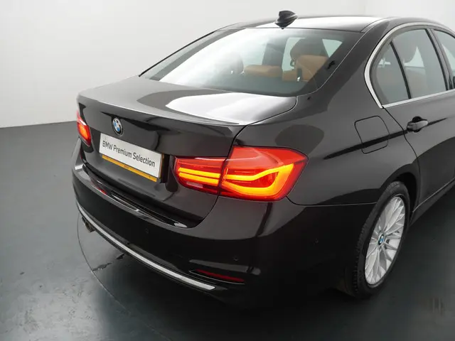 BMW 3 Serie 320i Luxury Edition 2019 Benzine 28