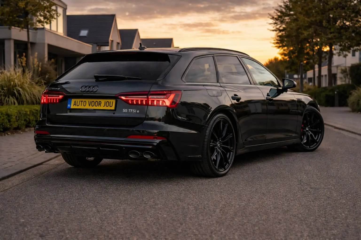 audi-a6-avant-55-tfsi-e-schuin-achter-avond-woonwijk-lease