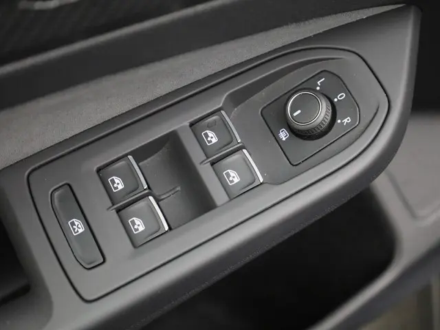 Volkswagen Golf 1.5eTSI/150PK R-Line DSG 2024 Benzine 23