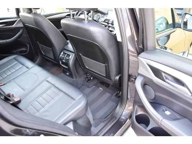 BMW X3 xDrive20i High Executive 2018 Benzine 24